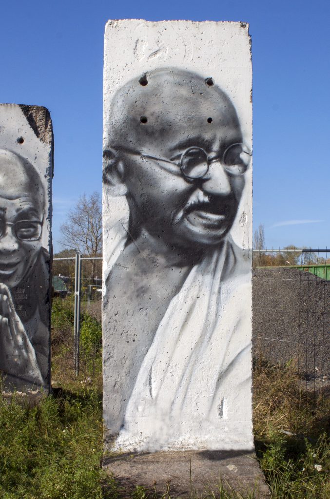 Mahatma Gandhi en el muro de Berlín.