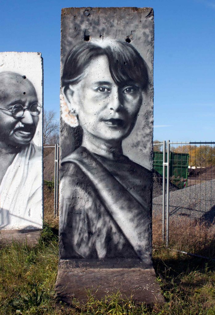 Aung San Suu Kyi en el muro de Berlín.