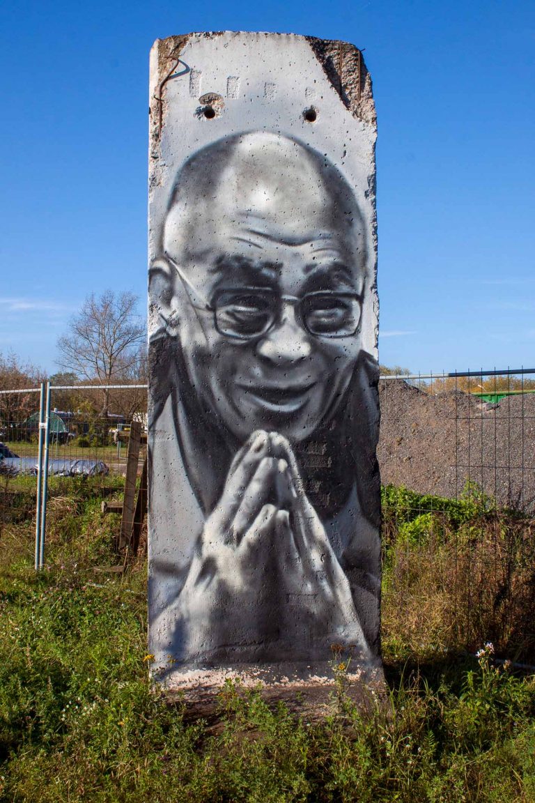 Dalai Lama en el muro de Berlin