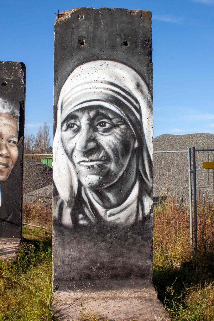 Teresa de Calcuta en el Muro de Berlín