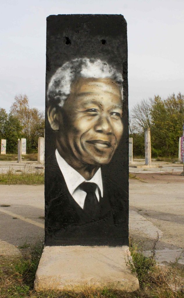 Nelson Mandela en el muro de Berlin
